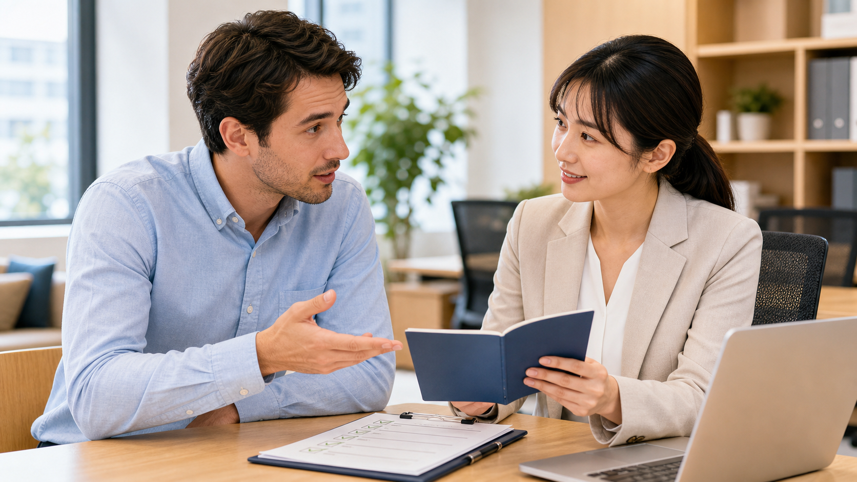 外国人従業員が脱退一時金について会社担当者へ相談する様子