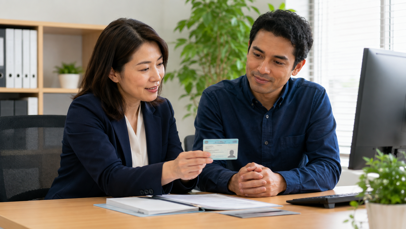 外国人採用時に在留カード原本と読取アプリを確認する担当者